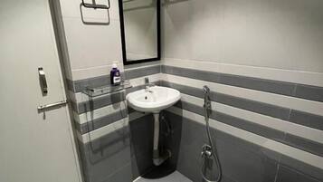 Ducha, artículos de tocador gratuitos, pantuflas, toallas