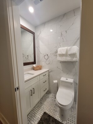 Shower, hair dryer, towels, soap - Pristine creekside home in peaceful Maryville with sprawling yard and deck. (Maryville)
