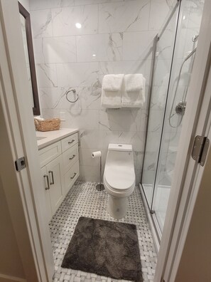 Shower, hair dryer, towels, soap - Pristine creekside home in peaceful Maryville with sprawling yard and deck. (Maryville)