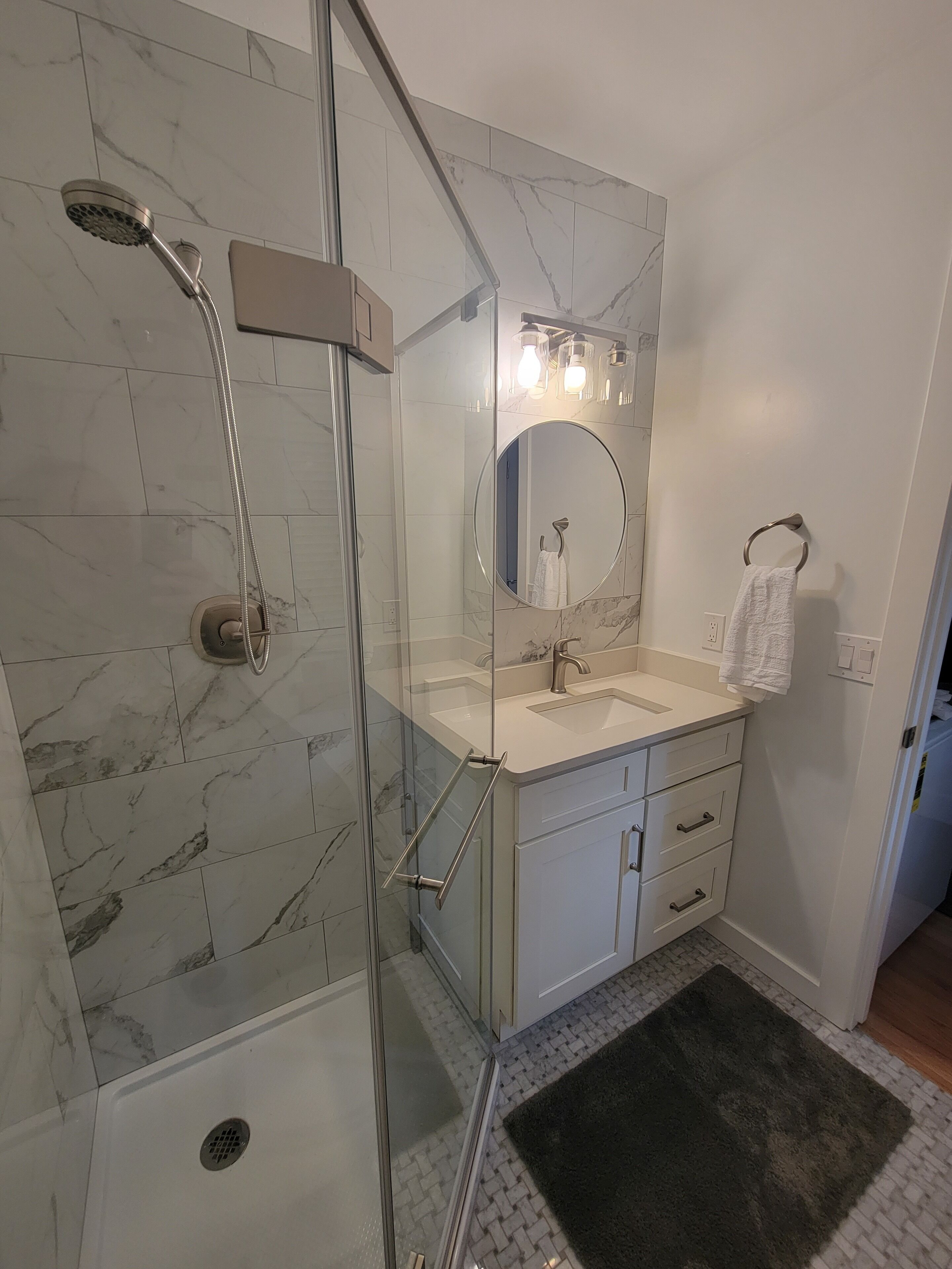 Douche, sèche-cheveux, serviettes fournies, savon