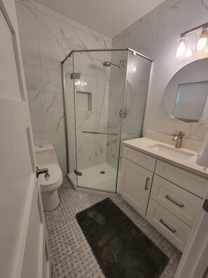 Shower, hair dryer, towels, soap - Pristine creekside home in peaceful Maryville with sprawling yard and deck. (Maryville)
