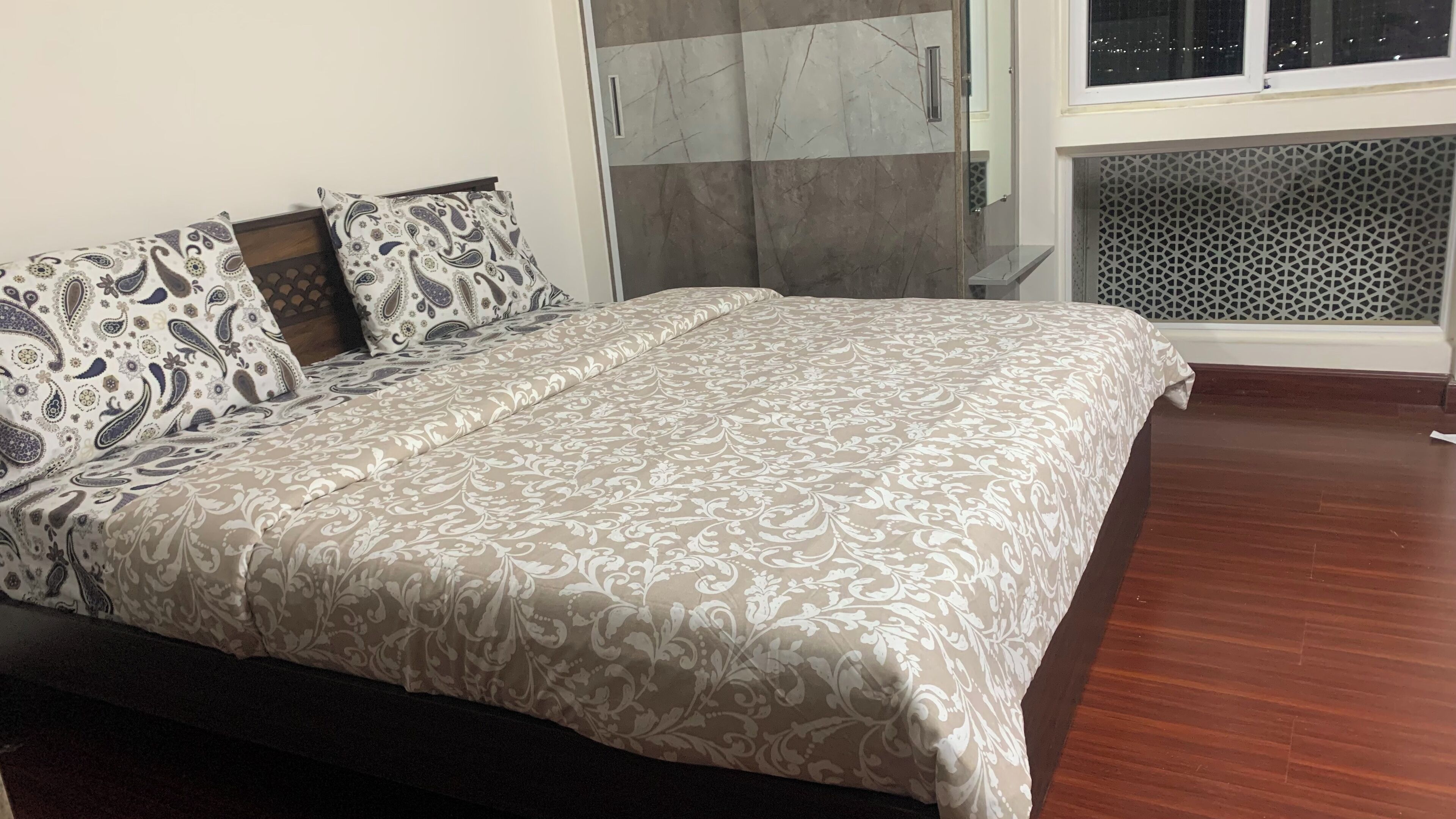 Planxa i posts de planxar, wifi i roba de llit 