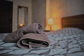 Een strijkplank/strijkijzer, internet, beddengoed