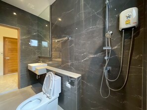 Shower, hair dryer, bidet, towels - Baan Wang Tan 3 Luxury Pool Villa, Chiang Mai (Tambon San Phak Wan)