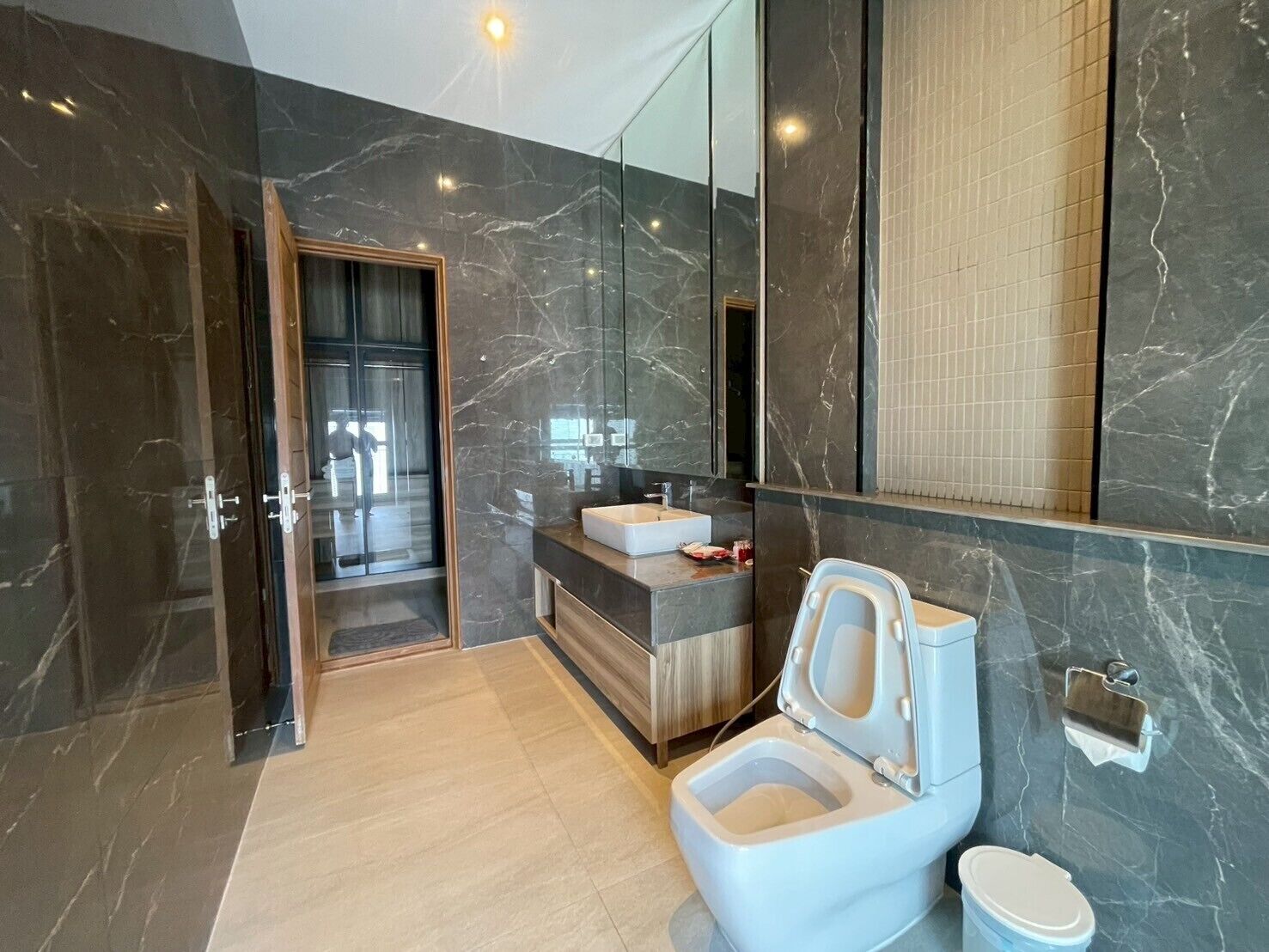 Een douche, een haardroger, een bidet, handdoeken