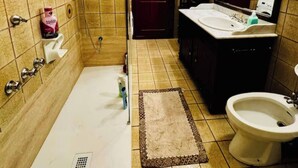 Ein Badezimmer mit Dusche, Toilette, Waschbecken und Spiegel.