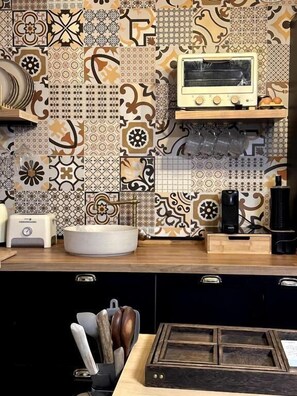 Fridge, coffee/tea maker, toaster, cookware/dishes/utensils - Serenity Stone in the Sierras (Benaoján)