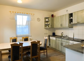 Fridge, microwave, oven, stovetop - Apartment 'Herrrenhaus Gut Buchenhof' with Mountain View, Shared Terrace and Wi-Fi (Römhild-Gleichamberg)