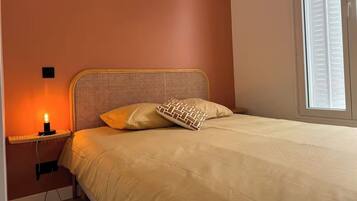 Iron/ironing board, internet, bed sheets