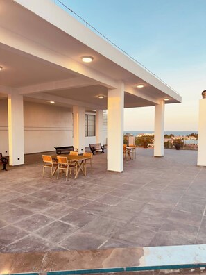 Outdoor dining - Luxury 1BR Skyline & Ocean View Oysterbay's Finest (Dar es Salaam)