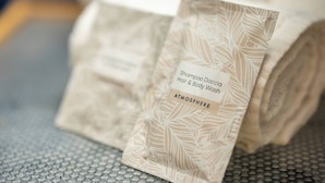 Una confezione di Shampoo Doccia Hair & Body Wash su una superficie strutturata.