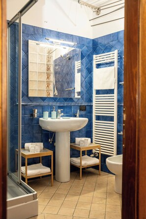 Bathroom - Charming Central Apartment in Historic Cesena, Italy (Cesena)