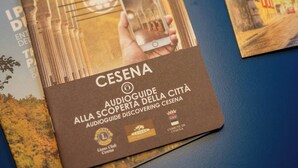 Un libro intitolato 'CESENA' con una copertina che mostra una mano che tiene uno smartphone.