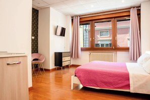 Tabla de planchar con plancha, Internet, ropa de cama
