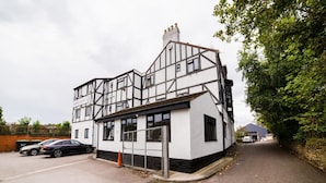 A traditional Tudor-style building with a white facade and black timber framing. - Standard Twin Room (Gateshead)