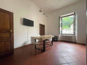 Dining - Tranquil 2-Bedroom Apartment in Historic Bagno di Romagna (Bagno di Romagna)