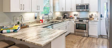 Réfrigérateur, four à micro-ondes, un four, surface de cuisson