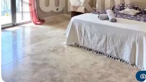 Un dormitorio con cama, armario y puerta corrediza al balcón.