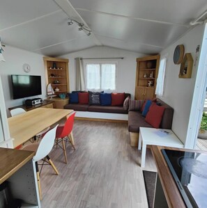 Living area - 🏡 Cosy bungalow with 2 bedrooms and private garden (Louannec)