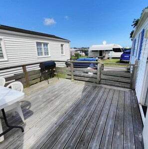 Outdoor dining - 🏡 Cosy bungalow with 2 bedrooms and private garden (Louannec)