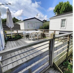 Outdoor dining - 🏡 Cosy bungalow with 2 bedrooms and private garden (Louannec)