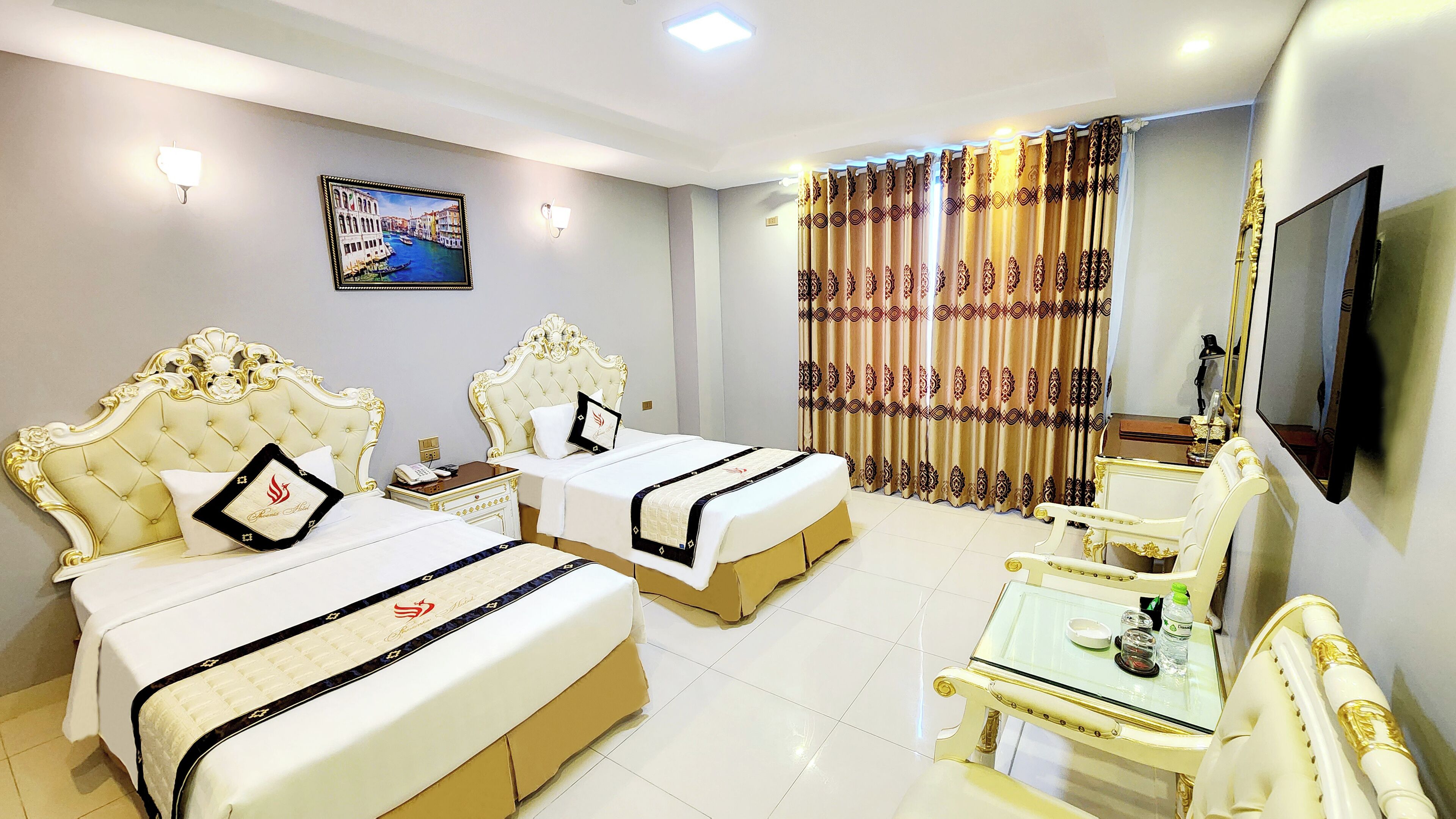 Neljän hengen huone | Tallelokero huoneessa, pimennysverhot, äänieristys, ilmainen Wi-Fi