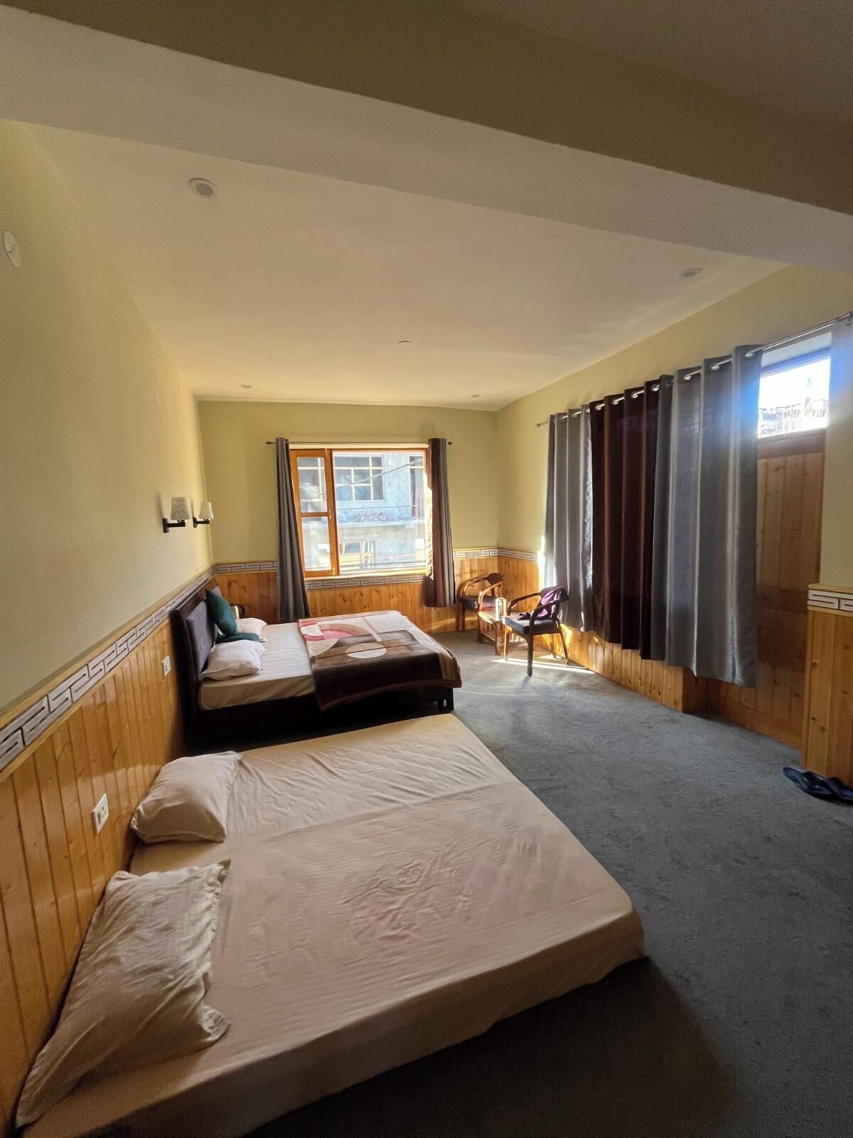 办公桌、免费 WiFi