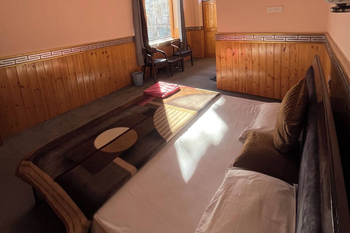 Desk, WiFi (free), bed sheets