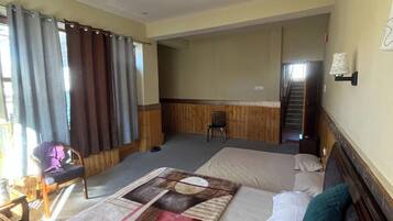 Super Deluxe Balcony Room | Escritorio y wifi gratis