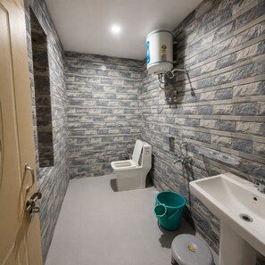 Balcony Homestay Room | Bathroom | Towels