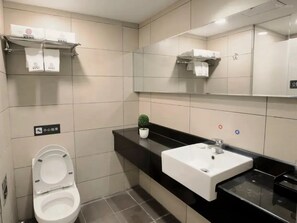 Douche, douche à « effet pluie », articles de toilette gratuits