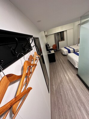 笔记本电脑工作区、免费 WiFi