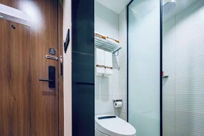 Singola Basic, vista città | Bagno | Doccia, set di cortesia gratuito, asciugacapelli, asciugamani