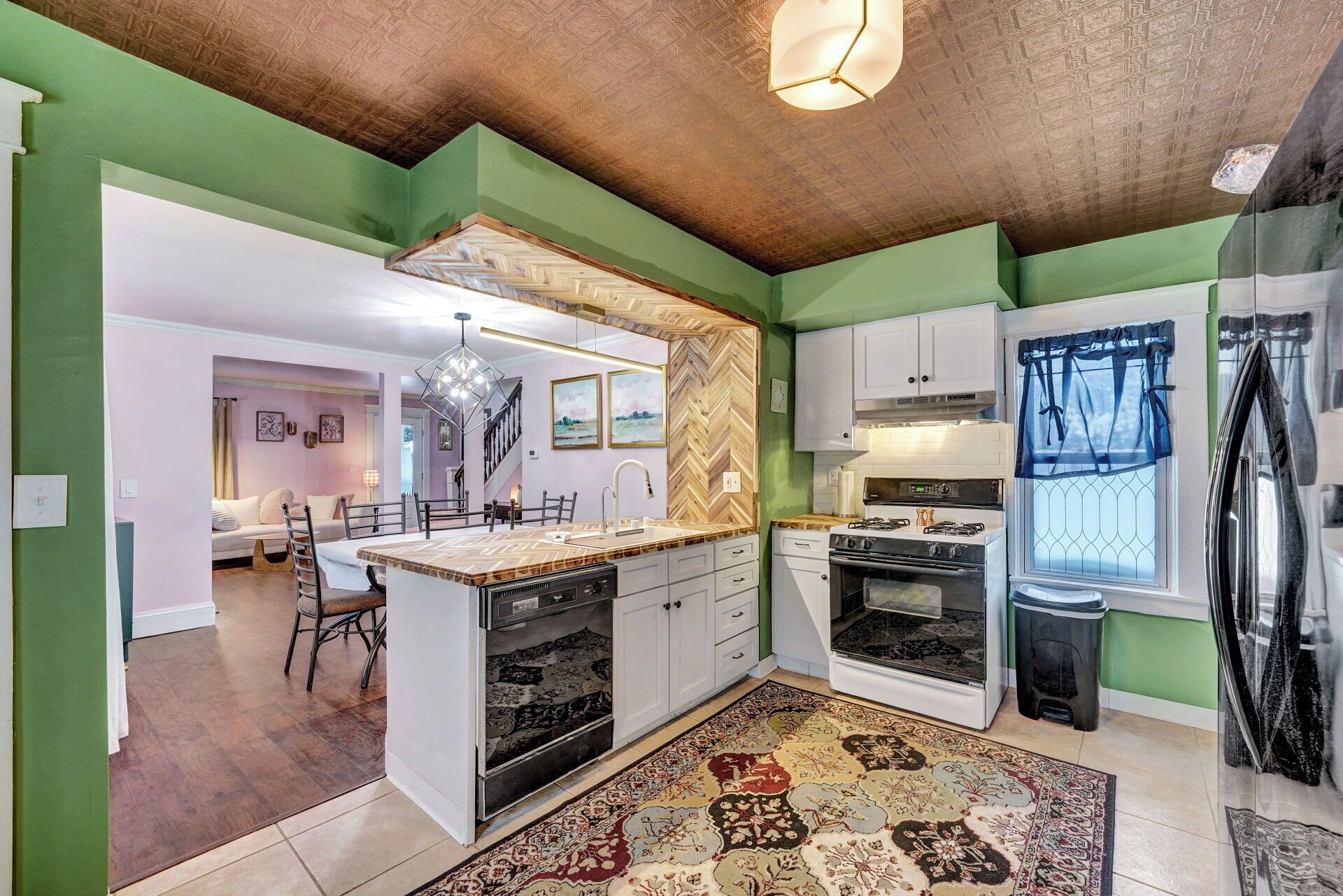 Full-sized fridge, microwave, oven, stovetop