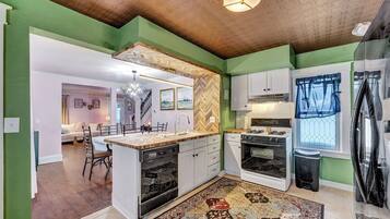 Full-sized fridge, microwave, oven, stovetop