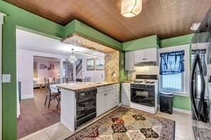 Full-size fridge, microwave, oven, stovetop - The Allen House (Ellicottville)