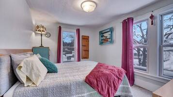 Schreibtisch, laptopgeeigneter Arbeitsplatz, Bügeleisen/Bügelbrett