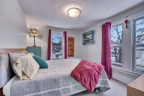 Desk, laptop workspace, iron/ironing board, free WiFi - The Allen House (Ellicottville)