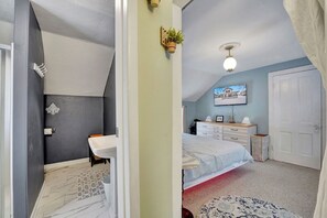 Desk, laptop workspace, iron/ironing board, free WiFi - The Allen House (Ellicottville)