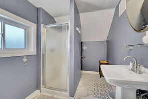 Free toiletries, hair dryer, towels, soap - The Allen House (Ellicottville)