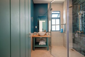 Shower, hair dryer, towels, soap - Phan Thiet - The Coast villa 3-bedroom (Tiến Thành)
