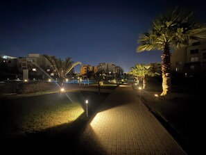 Property grounds - Cozy 2-bedroom apartment with pools and gym and lush greenery with AC (Giza Governorate)