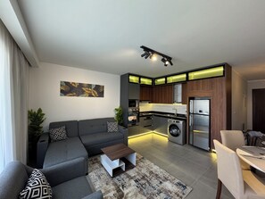 Smart TV - Cozy 2-bedroom apartment with pools and gym and lush greenery with AC (Giza Governorate)