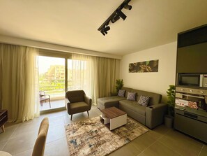 Smart TV - Cozy 2-bedroom apartment with pools and gym and lush greenery with AC (Giza Governorate)