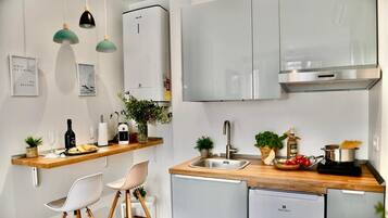Kylskåp, mikrovågsugn, kaffe- och tebryggare och vattenkokare
