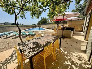 Outdoor dining - Provencal house in the heart of the vineyards (Gigondas)