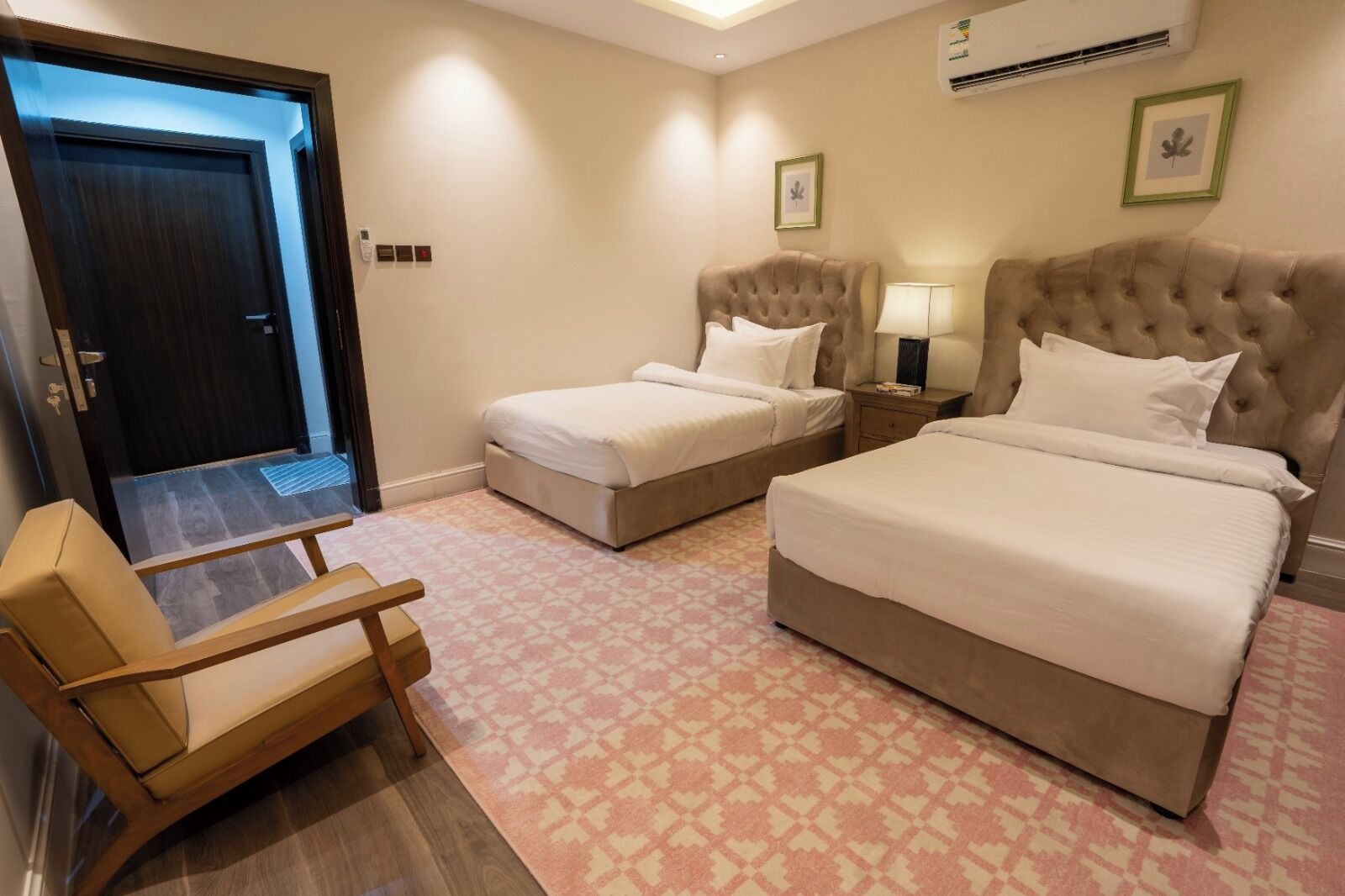 Familien-Suite, Stadtblick | Zimmersafe, Bügeleisen/Bügelbrett, kostenloses WLAN