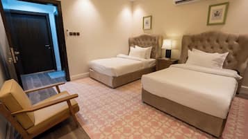 Familien-Suite, Stadtblick | Zimmersafe, Bügeleisen/Bügelbrett, kostenloses WLAN