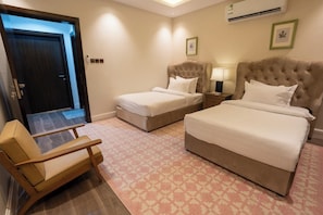 Familien-Suite, Stadtblick | Zimmersafe, Bügeleisen/Bügelbrett, kostenloses WLAN