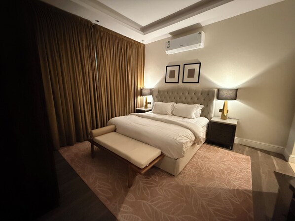 Suite familiar, 1 cama King size, vista a la ciudad, torre | Caja de seguridad en la habitación y tabla de planchar con plancha 